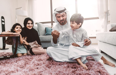 Obraz premium Arabskie szczęśliwe rodzinne chwile życia w domu