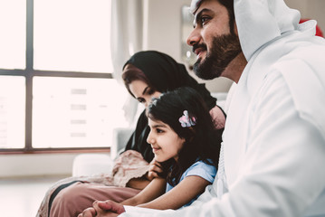 Fototapeta premium Arabskie szczęśliwe rodzinne chwile życia w domu