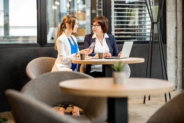 Business women working in the cafe