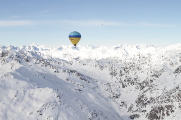 Ballonfahrt in den Alpen 