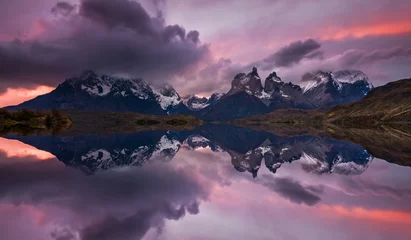 Photo sur Plexiglas Cuernos del Paine Majestic mountain landscape. Reflection of mountains in the lake. National Park Torres del Paine, Chile.