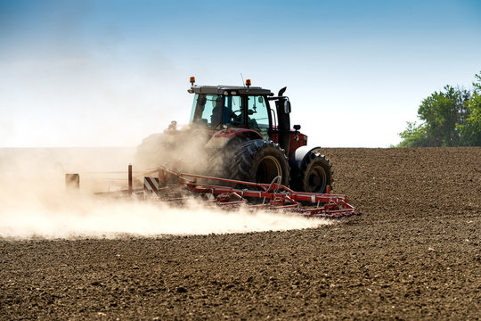 Tracteur Avec Herse En Action Sur Le Champ