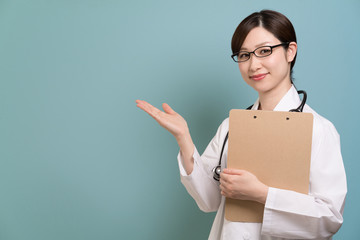 女医、カルテ、案内、指示、誘導
