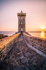 Leuchtturm am Pointe de Kermorvan in der Bretagne bei Sonnenuntergang - obrazy, fototapety, plakaty