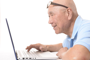 笑顔のシニアとノートパソコン