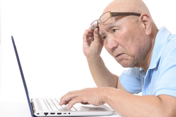 シニアとノートパソコン