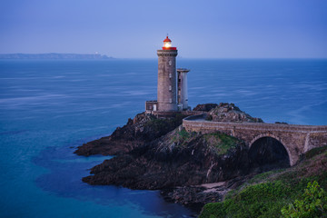Fototapeta na wymiar Leuchtturm Phare du Petit Minou in der Bretagne bei Sonnenuntergang