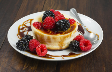 Tarta de queso con frutos del bosque