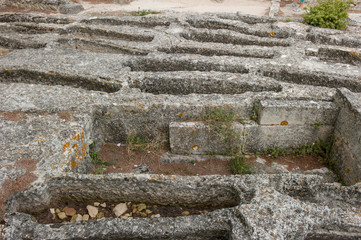 Gräberfeld auf dem Höhlenkloster Saint-Roman