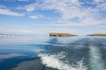 The trail from the motor boat on the water