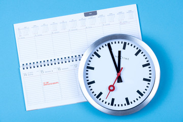 Termin zur Vorsorge Untersuchung bei einem Arzt mit einer Uhr und einem Kalender