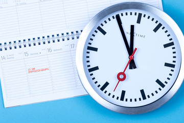 Termin zur Darmspiegelung in einem Kalender mit einer Uhr