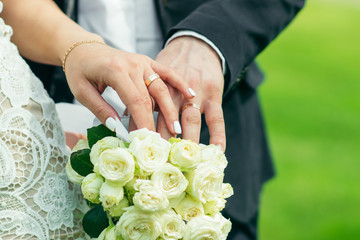 Obraz na płótnie Canvas bride's hand lies on the groom's hand