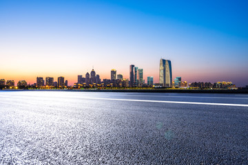 Obraz premium city skyline with empty road