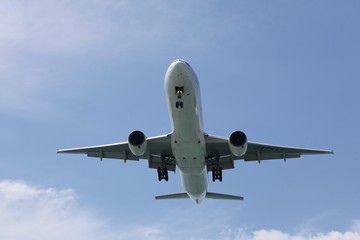 着陸態勢で近づいてくる航空機の風景１３