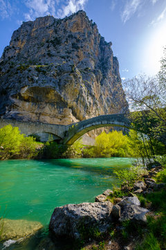 Vue sur le Verdon, le rocher (Roc) de Castellane et le pont du roc, Alpes de Haute Provence. Provence, France.