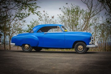 Fototapeta na wymiar Blue Cuban taxi 