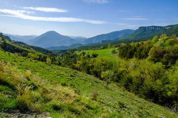 Paysage des Alpes de Haute Provence au printemps prés de village de Castellane. France. 