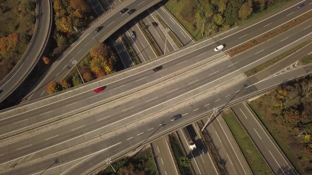 Verkehr auf Autobahnkreuz