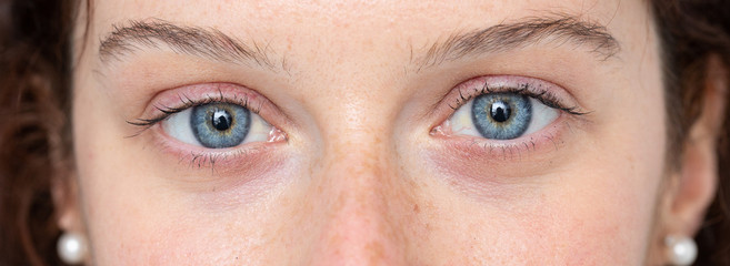 Fototapeta premium Intensywny wygląd dziewczyny o ciemnoniebieskich oczach