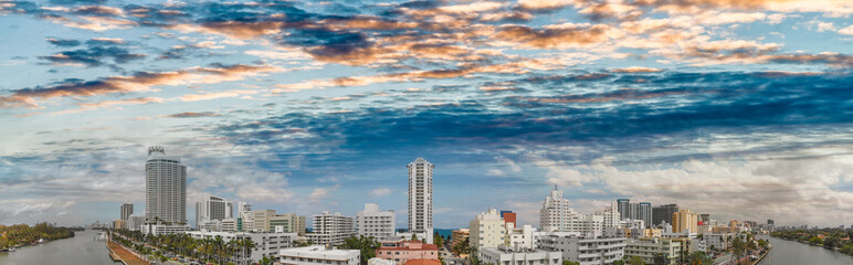 Fototapeta premium Panoramiczny widok z lotu ptaka Miami Beach w sezonie wiosennym na Florydzie