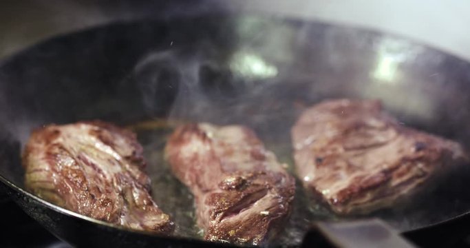 cuisson de viande de boeuf dans un grand restaurant