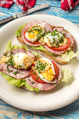 Sandwich with tomatoes, eggs and lettuce.