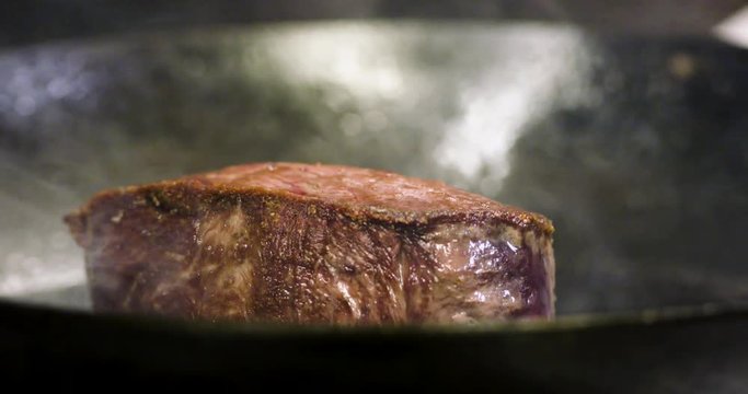 cuisson de viande de boeuf dans un grand restaurant