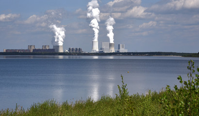 Bärwalder See mit dem Kraftwerk Boxberg am Horizont 