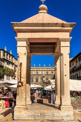 Marktplatz piazza delle erbe, Verona, Venetien, Italien