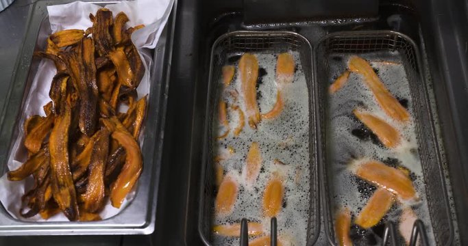 cuissson dans une friteuse en gros plan