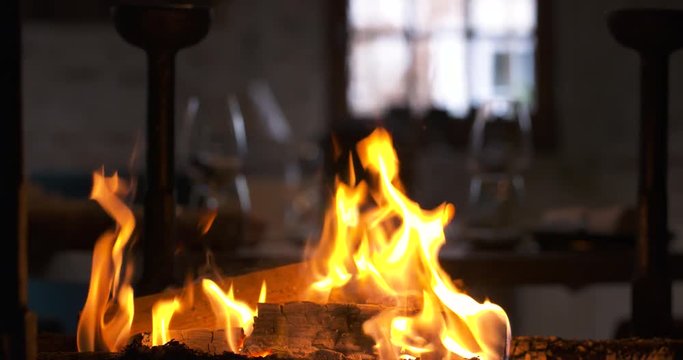 deux personnes qui trinquent avec coupe de champagne