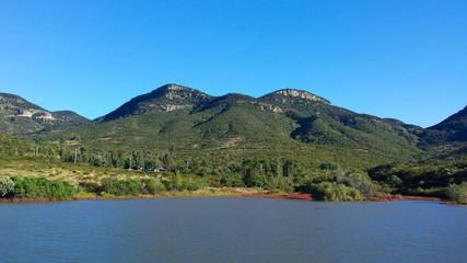 montaña a la orilla de un lago 