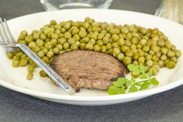steak haché et petit pois