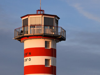 Leuchtturm am Geiersberger See im Abendlicht