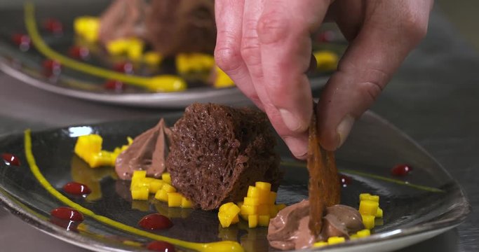 pr&eacute;paration d'un dessert dans un grand restaurant 