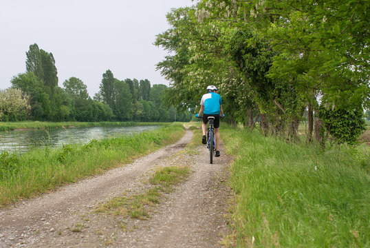 ciclista pedala in campagna