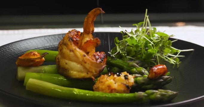 pr&eacute;paration d'un plat gastronomique au homard