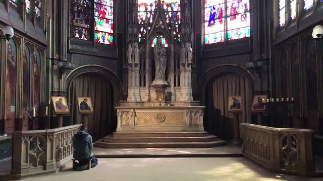 Homme priant dans la chapelle de l'&eacute;glise Saint-Gervais-Saint-Protais &agrave; Paris