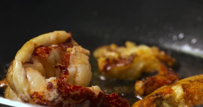 cuisson de queues de homard dans un restaurant gastronomique