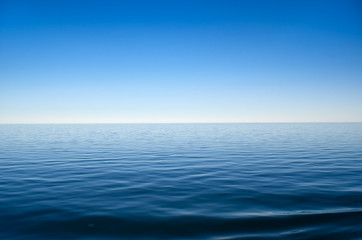 Panorama der Meereswellen gegen den blauen Himmel
