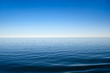 Foto auf Acrylglas Wasser Panorama der Meereswellen gegen den blauen Himmel