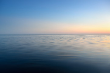 Naklejka premium Panorama fal morskich na tle świtu