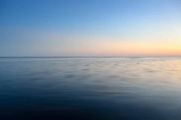 Foto op Plexiglas Oceaan golf Panorama of sea waves on the background of dawn