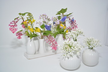 Frühlingsblumen, Blumensträße in verschiedenen Vasen