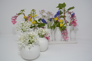 Frühlingsblumen, Blumensträße in verschiedenen Vasen