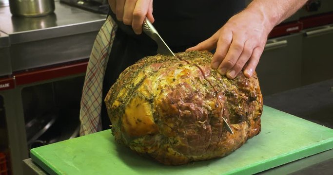 d&eacute;coupe d'un jambon persill&eacute; 