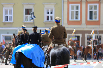 Kobiety w niebieskich sukniach i Żołnierze Wojska Polskiego na koniach. - obrazy, fototapety, plakaty