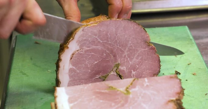 d&eacute;coupe d'un jambon persill&eacute; 