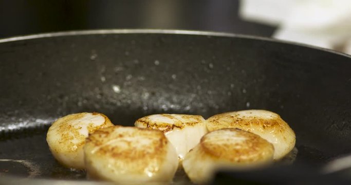 Noix de Saint Jacques poêlées dans un resturant gastronomique